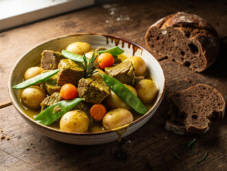 Lamsstoofschotel met krieltjes en peultjes