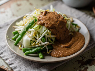 Petjel (groentesalade met pindasaus)