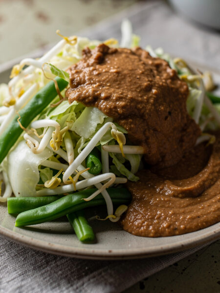 Petjel (groentesalade met pindasaus)
