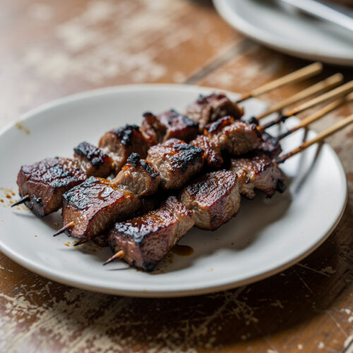 Saté kambing met ketjap manis en groene chili