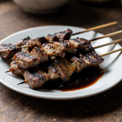 Saté kambing van de houtskoolgrill