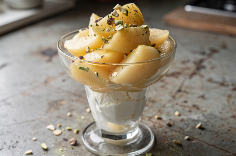 Appelcompote met pistachenootjes en slagroomijs