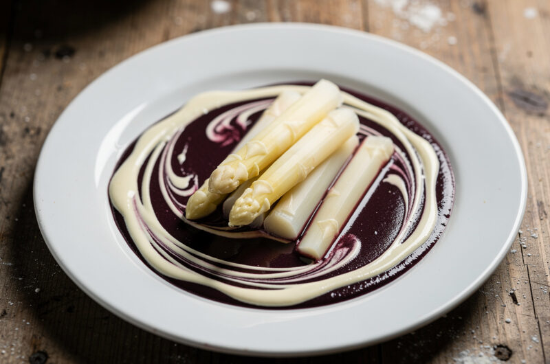 Asperges met Beaujolaissaus