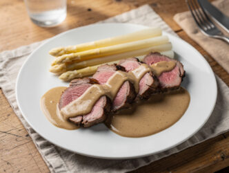 Asperges met lamsrugfilet