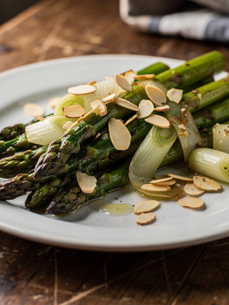 Gebakken asperges met bosuitjes en amandelen