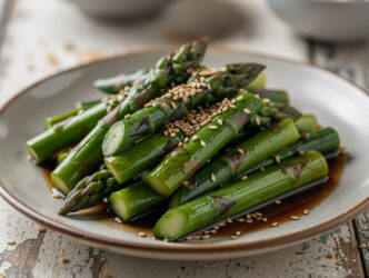 Groene asperges met sojasaus en sesamzaad