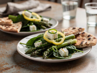 Groene aspergesalade met feta en spinazie