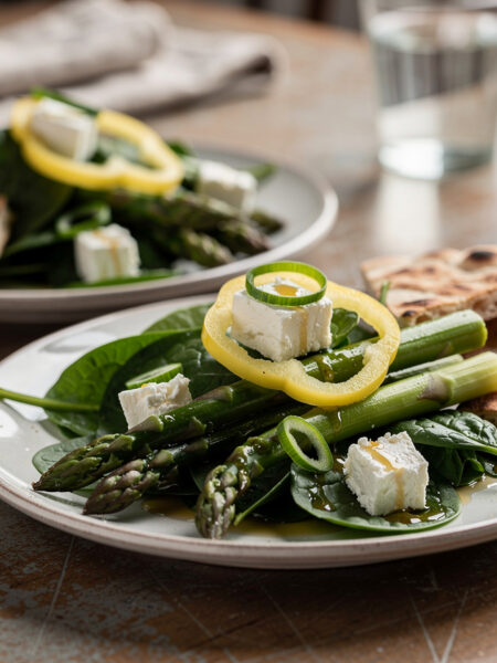 Groene aspergesalade met feta en spinazie