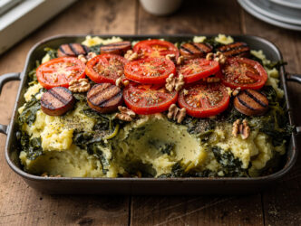 Groene koolstamppot met een tomatendakje