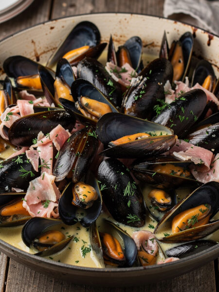 Mosselen in kervelsaus met rauwe ham (Mejillones cantabria)