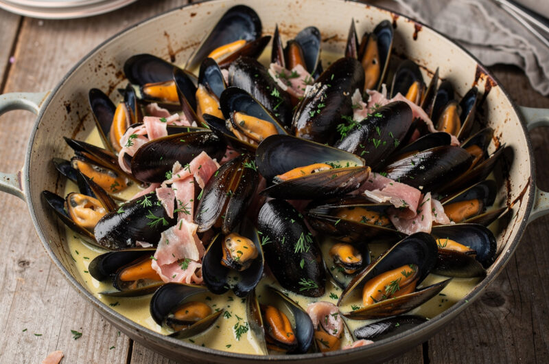 Mosselen in kervelsaus met rauwe ham (Mejillones cantabria)