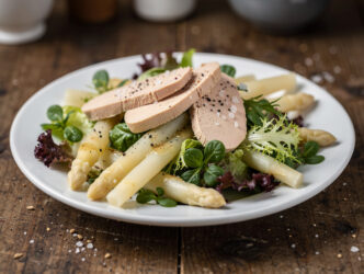 Salade met asperges, eendenlever en wijnvinaigrette
