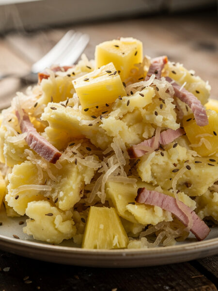 Zuurkoolstamppot met stukjes ananas