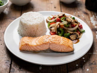Zalm met verse pepers, ui en champignons