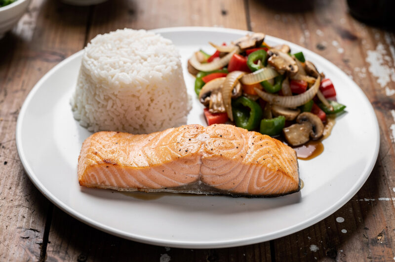 Zalm met verse pepers, ui en champignons